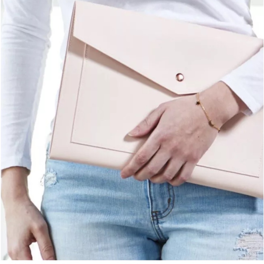 NWOT-Beautiful Pale Pink Leather-Like Portfolio, w/ Snap Feature.